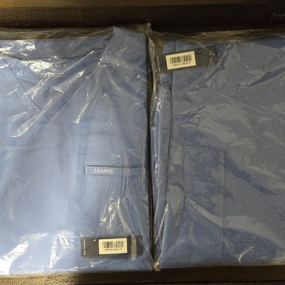 Jaanuu Scrub Set - Ceil Blue (4 pocket VNeck Scrub Top + Joggers) Medium Reg - Picture 2 of 4